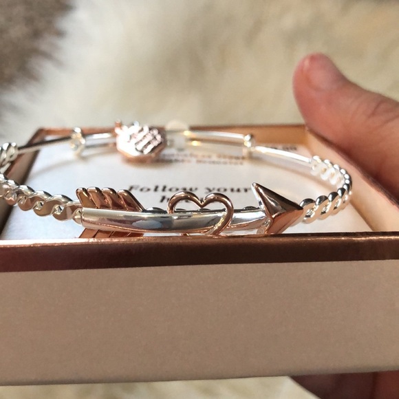 Arrow bangle bracelet - Picture 6 of 7